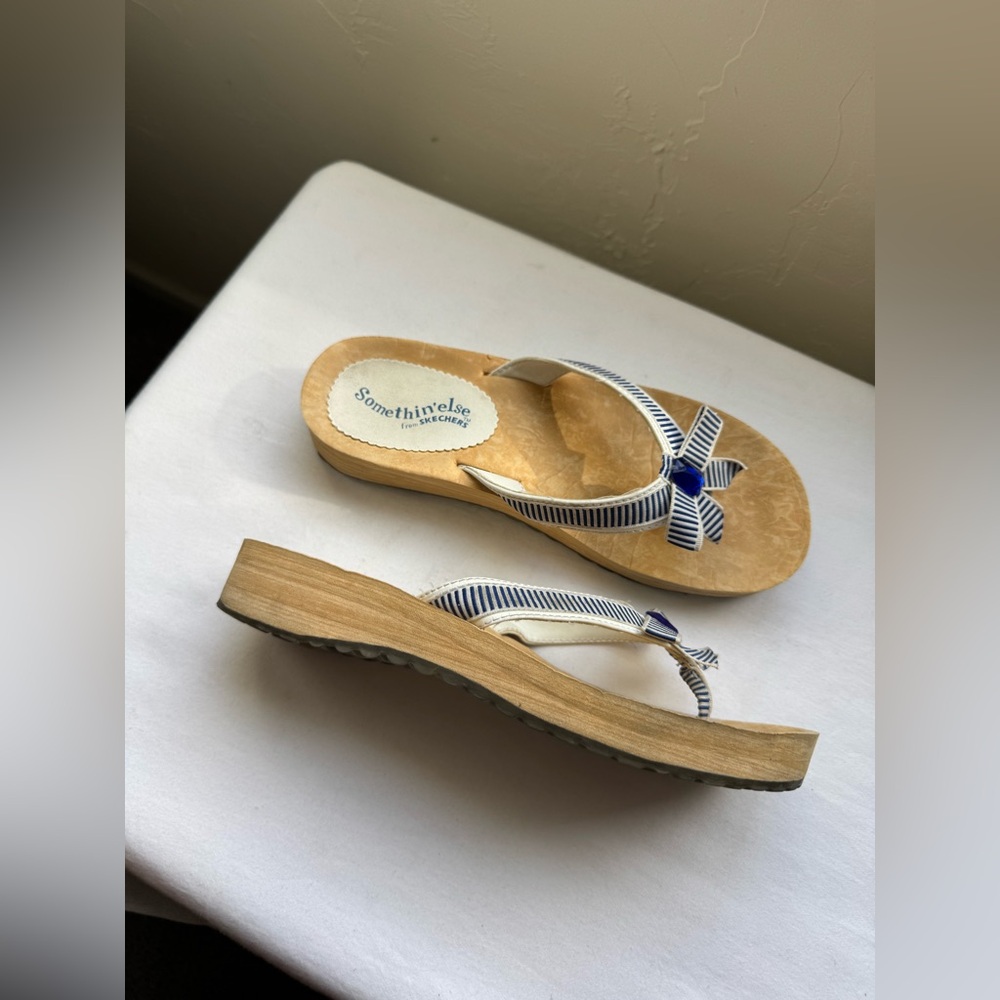 Skechers "Somethin' Else" wedge flip-flop sandals wood-style base Bow Sz 7.5-8